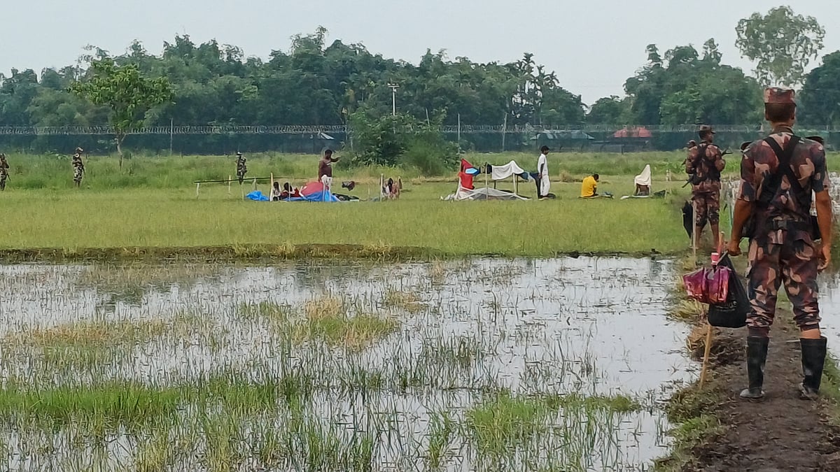 রোদবৃষ্টিতে আড়াই দিন ধরে শূন্যরেখায় খোলা আকাশের নিচে ওঁরা ১০