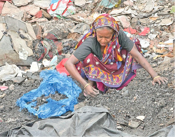পোড়া ঘরের কয়লাই এখন আনোয়ারার আয়ের উৎস