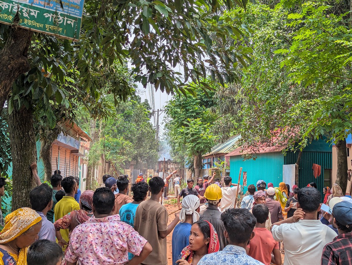 ব্রাহ্মণবাড়িয়ায় হেলমেট ও প্রতিরক্ষা জ্যাকেট পরে দুই পক্ষের স