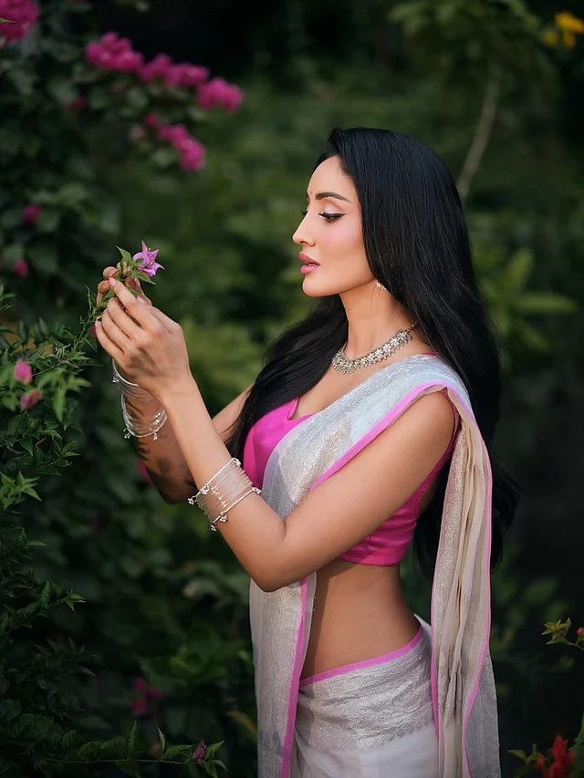 সঙ্গে একঢাল খোলা চুলে আকর্ষণ ছড়াচ্ছেন তিনি 