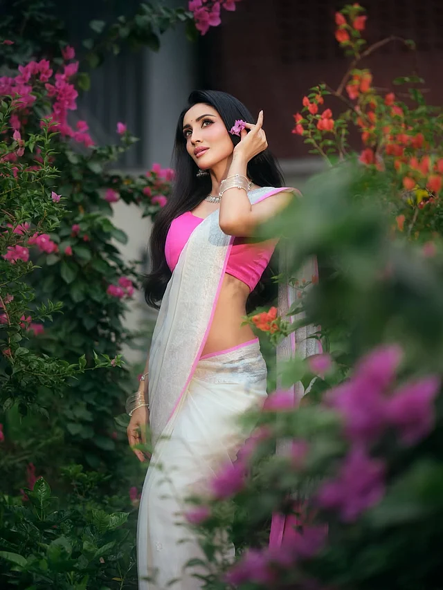 ফুশিয়া পিংক বর্ডারের রূপালি জরীপাড় সাদা শাড়ি পরেছেন মিথিলা 