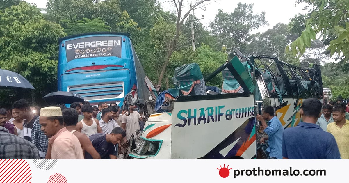 ‘চোখের সামনেই বিকট শব্দে উড়ে যায় বাসের ছাদ’ ‘চোখের সামনেই বিকট শব্দে উড়ে যায় বাসের ছাদ’