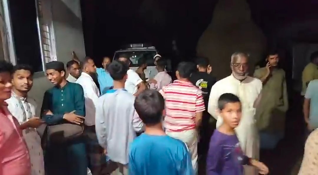 ‘স্বাভাবিক মৃত্যু হয়েছে’ দাবি করা বৃদ্ধের কাফনে রক্তের দাগ, 