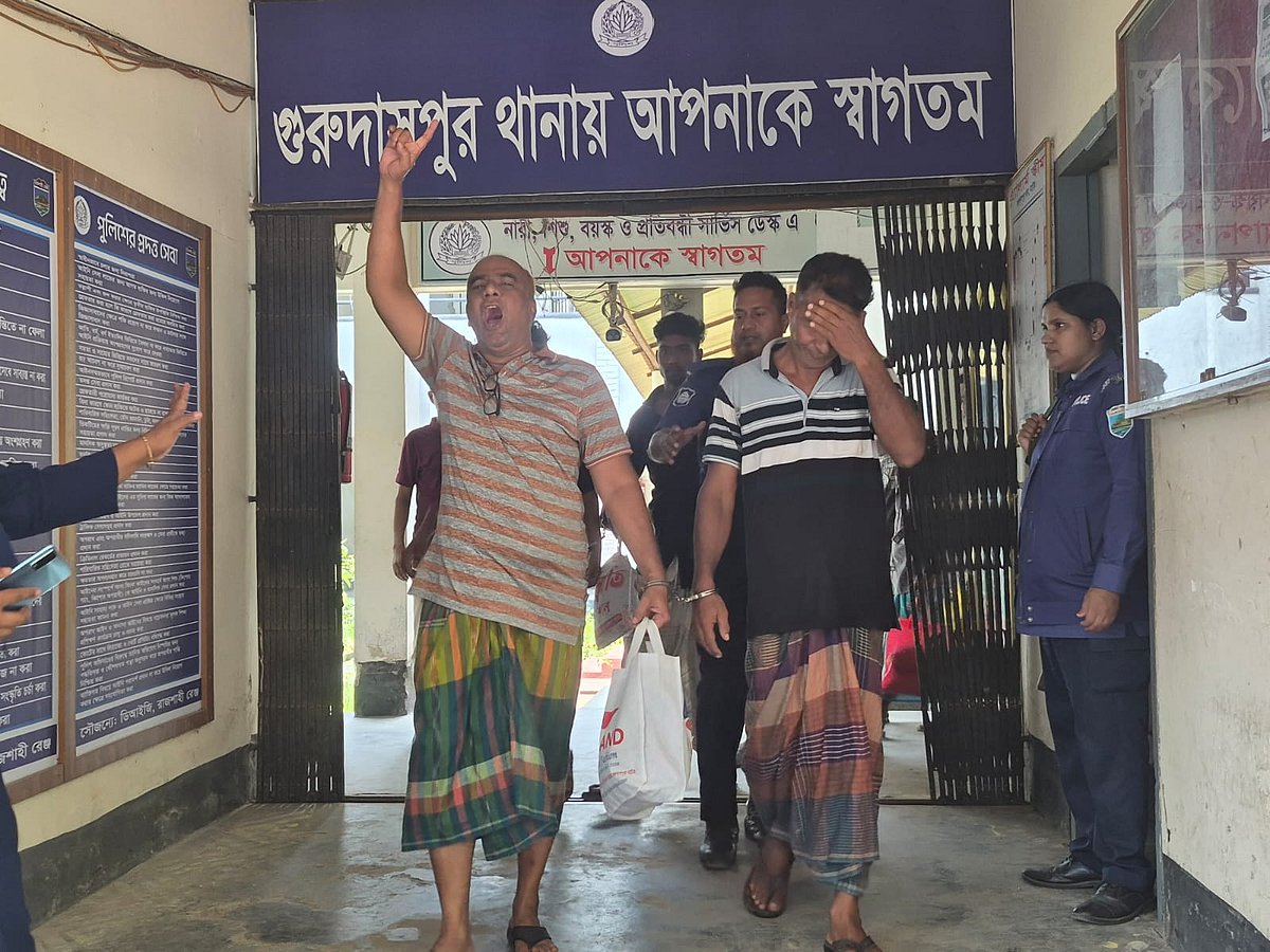 নাটোরে থানার ভেতরে আওয়ামী লীগ নেতার দলীয় স্লোগান, ভিডিও ভাইর