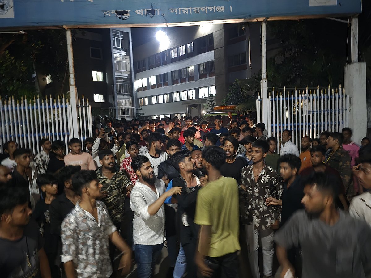 নারায়ণগঞ্জে ছিনতাইকারীর ছুরিকাঘাতে যুবকের মৃত্যু, লাশ নিয়ে থ