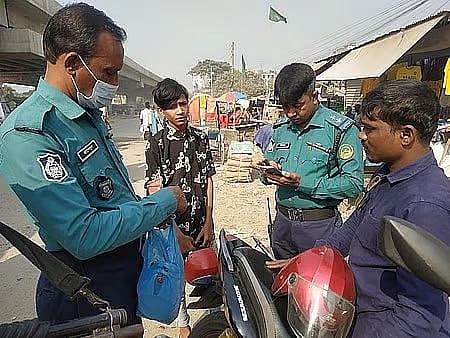 পথে মুঠোফোন তল্লাশি পুলিশের, আইন কী বলে
