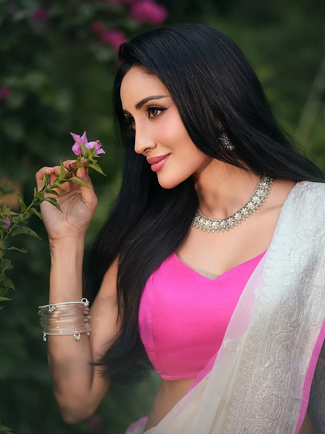 সঙ্গে আছে ম্যাচিং ফুশিয়া স্লিভলেস ব্লাউজ 