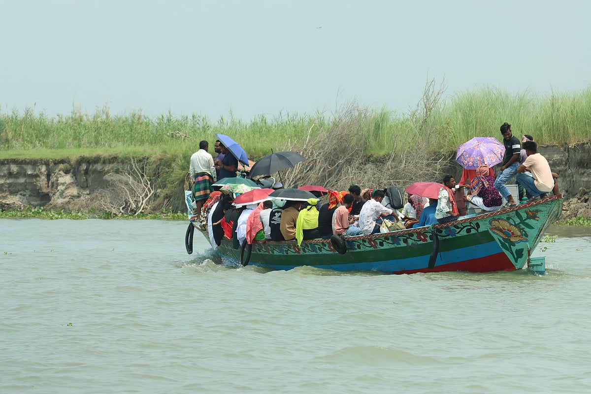 ট্রলারে পদ্মা নদী পাড়ি দিচ্ছেন চরাঞ্চলের অধিবাসীরা