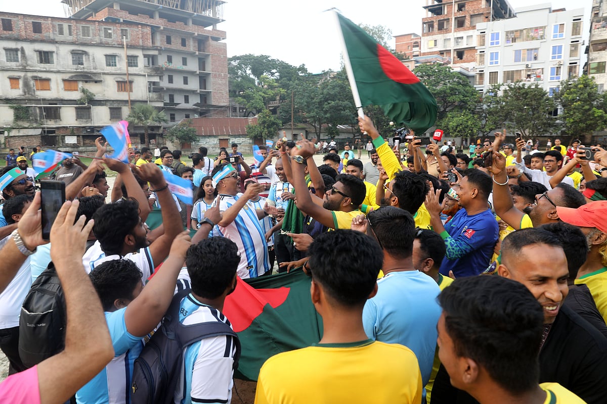 বগুড়ায় ফুটবলপ্রেমীদের আনন্দ শোভাযাত্রা