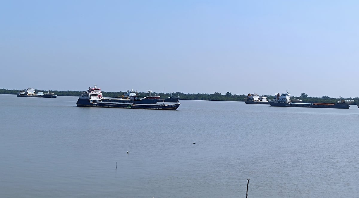‘দস্যুরা নিচতলায় থাকা কর্মীদের জিম্মির পর মাস্টার ব্রিজে ঢোক