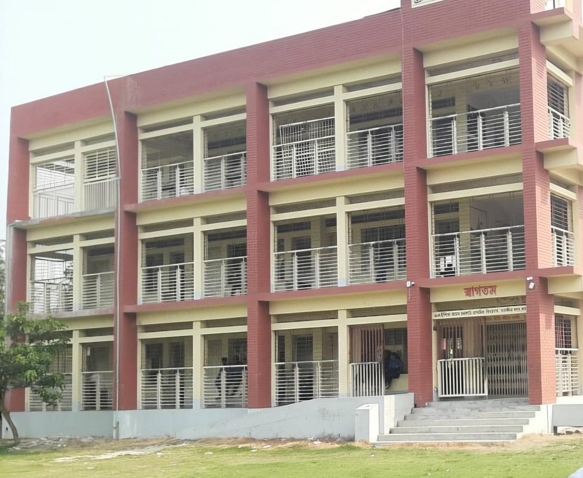 সাতক্ষীরায় শ্লীলতাহানির অভিযোগ তুলে ‘মব’ করে শিক্ষককে পিটিয়ে