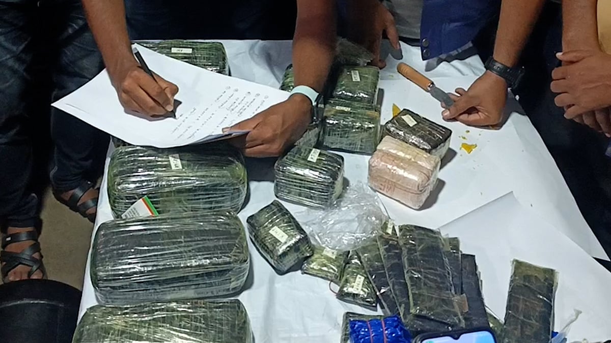 সীতাকুণ্ডে ব্যক্তিগত গাড়িতে মিলল ১ লাখ ২৪ হাজার ইয
