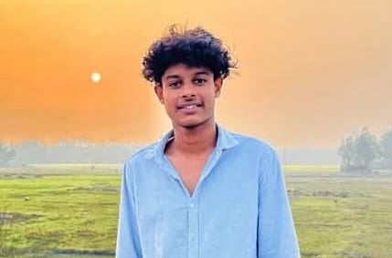 ব্রাজিলের পতাকা টাঙাতে আমগাছে উঠে বিদ্যুৎস্পৃষ্টে কিশোরের মৃ