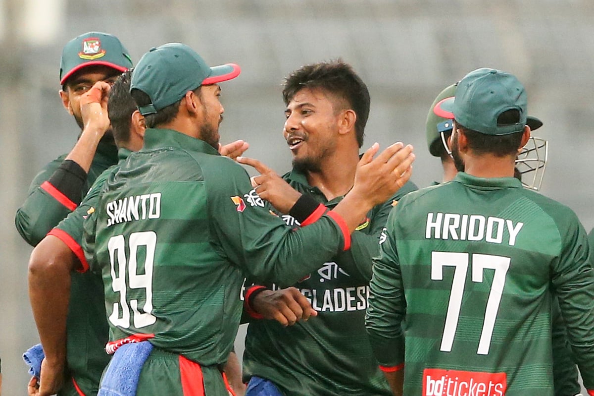 আবার নাহিদ রানার উইকেট, এবার ফেরালেন অ্যালেক্স ক্যারিকে