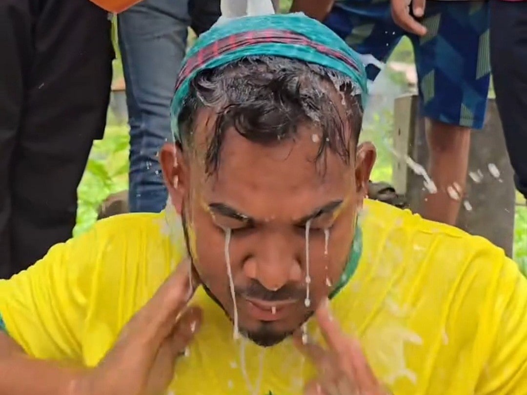 দুধ দিয়ে গোসল করে ব্রাজিল ছেড়ে আর্জেন্টিনার সমর্থক