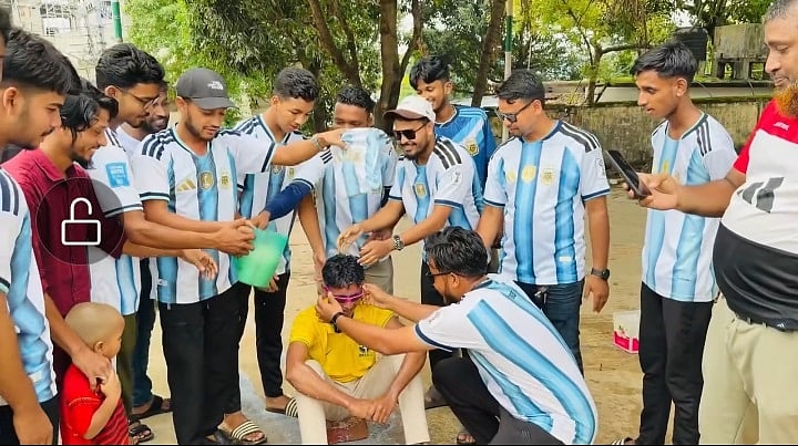 দুধ দিয়ে গোসল করে ব্রাজিল সমর্থন ছেড়ে আর্জেন্টিনায় যোগ দিলেন