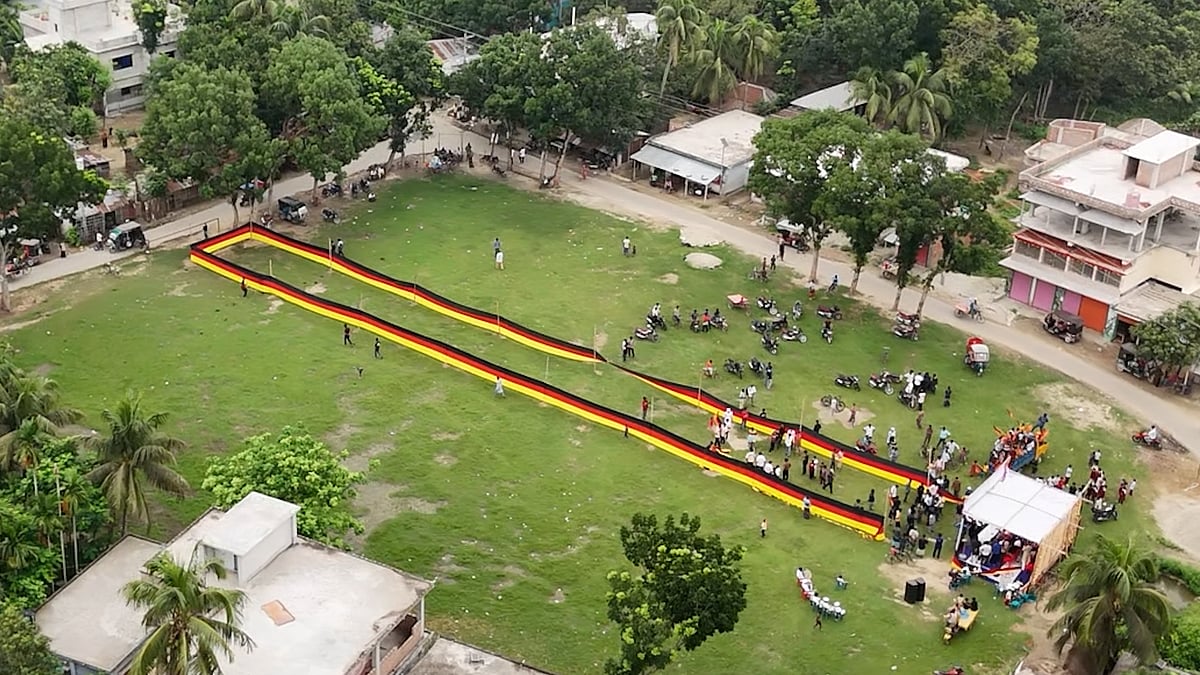 জমি বিক্রি করে সাড়ে ৭ কিলোমিটার জার্মানির পতাকা বানালেন কৃষক