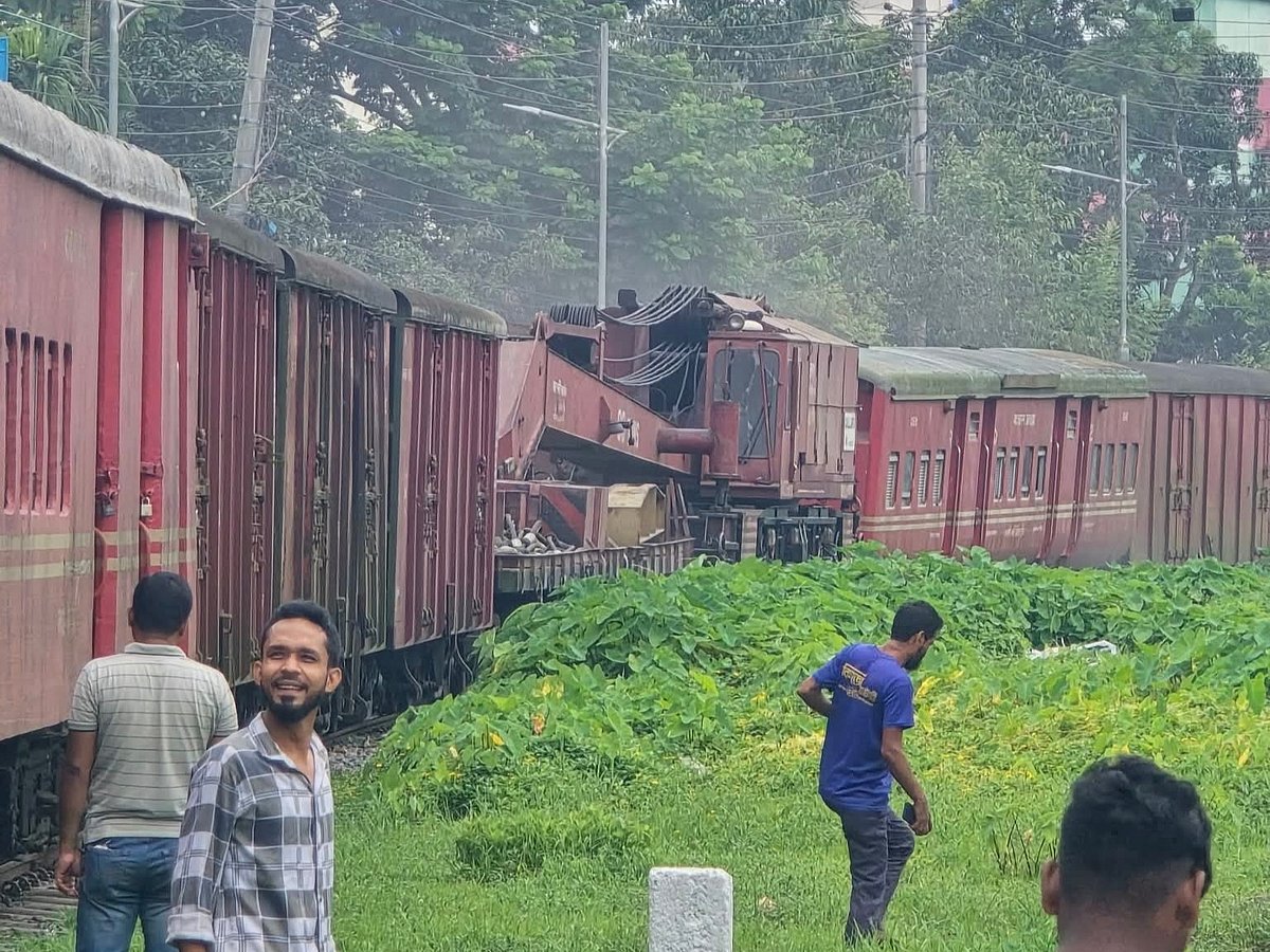 ময়মনসিংহে লাইনচ্যুত ট্রেন উদ্ধারে গিয়ে উদ্ধারকারী ট্রেনও লাই