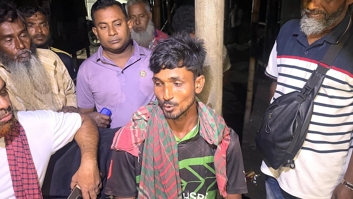 পদ্মায় চলন্ত স্পিডবোট আটকে ডাকাতি, ব্যবসায়ীকে কুপিয়ে জখম