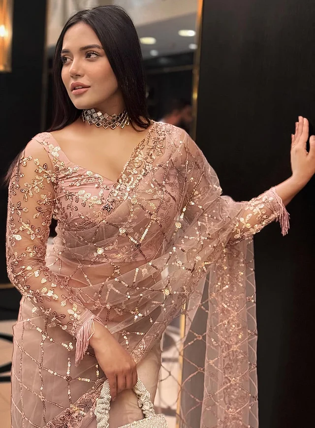 সামিরা মাহির কারুকাজ করা শাড়ি ও ব্লাউজে সব মিলিয়েই এসেছে মোহনীয় ন্যুড এফেক্ট