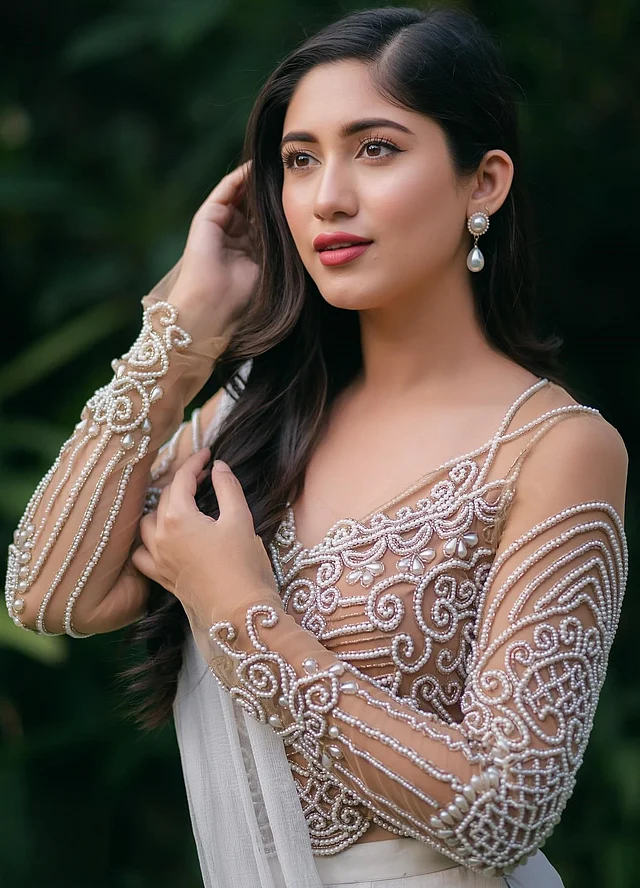 সাফা কবিরের এই পার্ল এমবেলিশমেন্টের ন্যুড ব্লাউজটি ন্যুড ড্রেসিংয়ের একটি টেক্সট বুক উদাহরণ হতে পারে। 