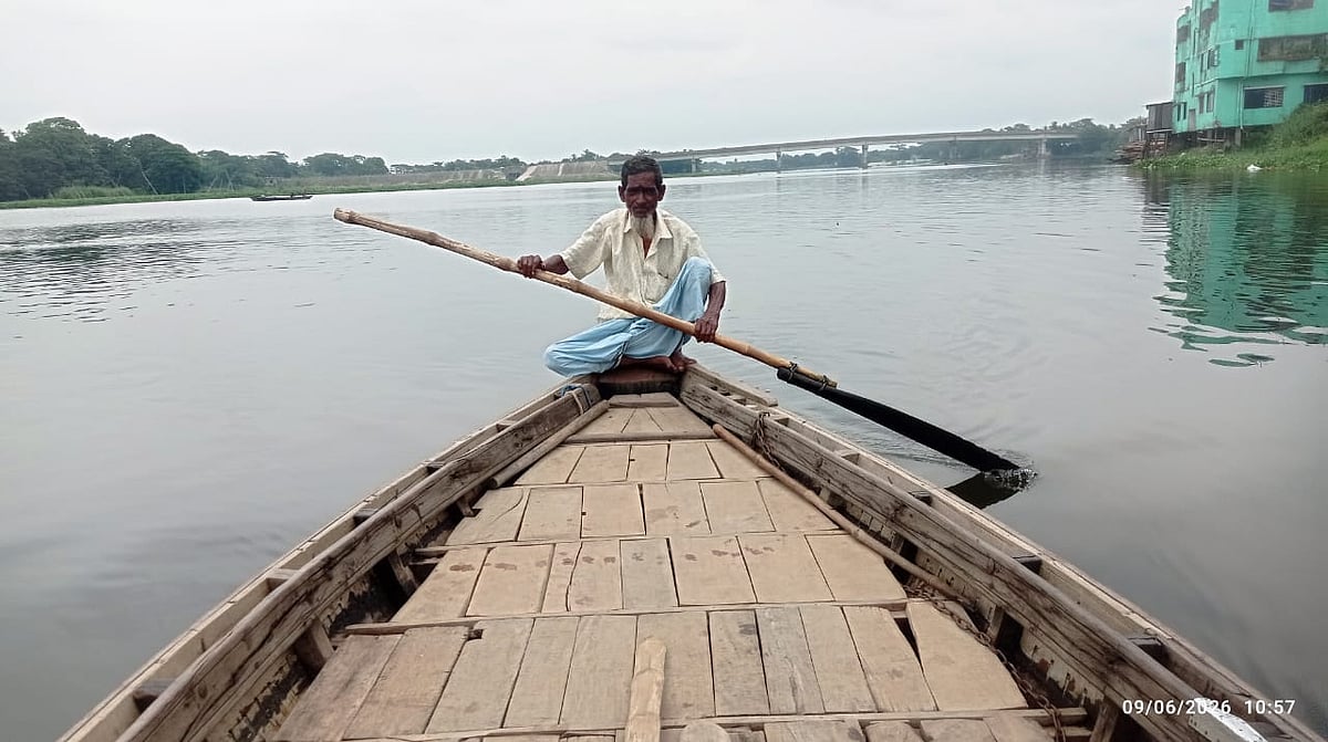 ‘নৌকা বাইয়া যা পাই, তা দিয়া সংসার চলে না, কষ্ট অয়’
