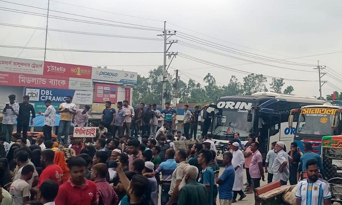 বগুড়ায় জোড়া হত্যা মামলার আসামিদের গ্রেপ্তারের দাবিতে মহাসড়ক 