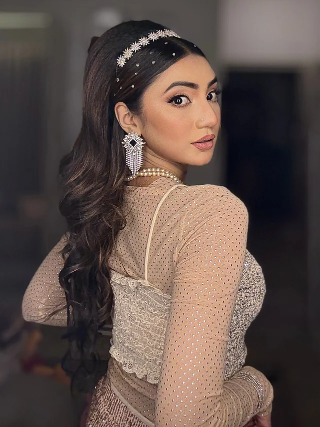 রেট্রো লুকে সুনেরাহ বিনতে কামাল পরেছেন ন্যুড শিয়ার ফেব্রিকে স্টোন ওয়ার্ক করা আউটফিট 