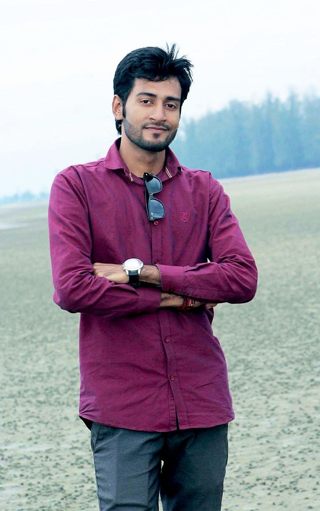 বোরকা পরে অন্ধকারে দাঁড়িয়ে ছিলেন এক ব্যক্তি, টর্চলাইট জ্বালি