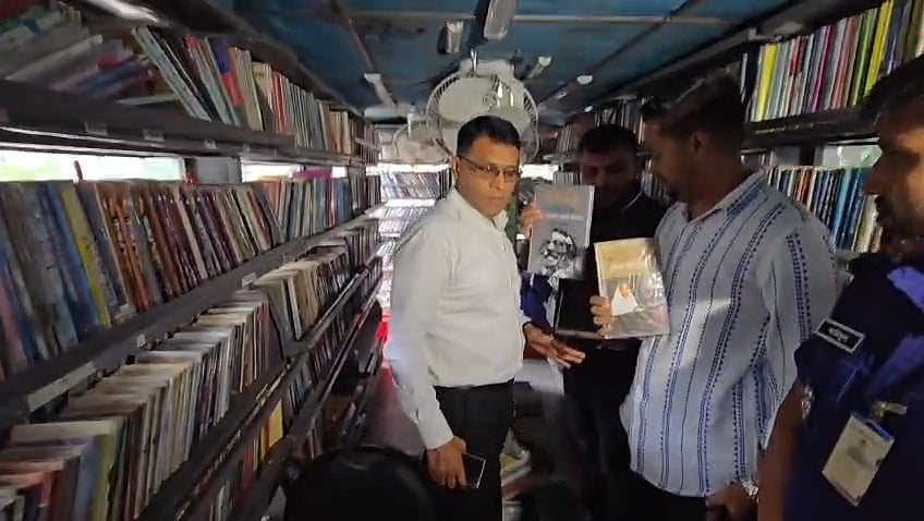 বঙ্গবন্ধু ও হাসিনার বই থাকায় বিশ্বসাহিত্য কেন্দ্রে