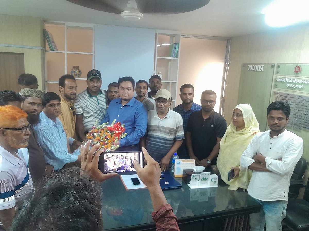 পুলিশ খুঁজে না পেলেও ইউএনওকে ফুলেল শুভেচ্ছা অস্ত্র মামলার আস
