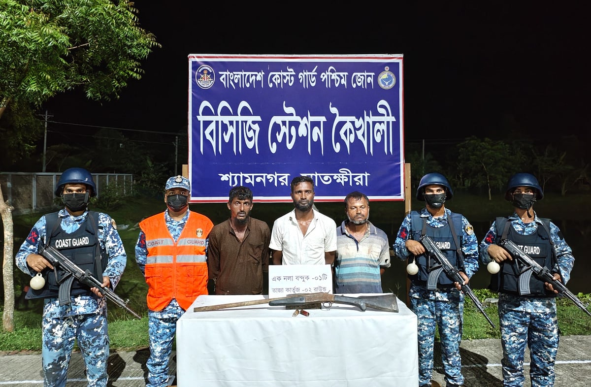 সুন্দরবনে অস্ত্রসহ জোনাব বাহিনীর তিন সদস্য আটক: কোস্টগার্ড