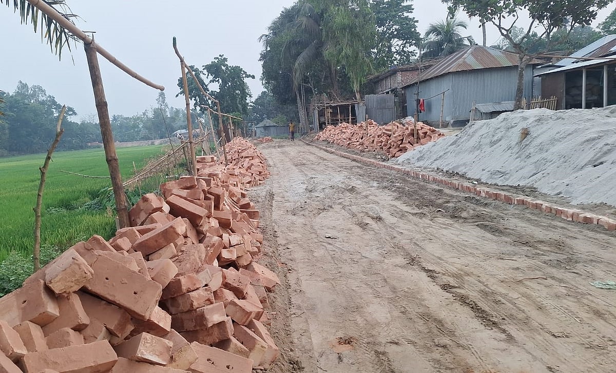 প্রধানমন্ত্রীর জন্য রাস্তা বানাতে ‘ইটভাড়া’ নিয়েছিল