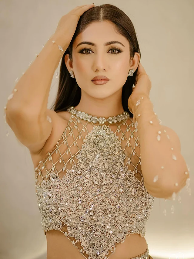 সাফা কবিরের ভারী এমবেলিশমেন্টের টপে ন্যুড শিয়ার ফেব্রিক  ব্যবহার হয়েছে 