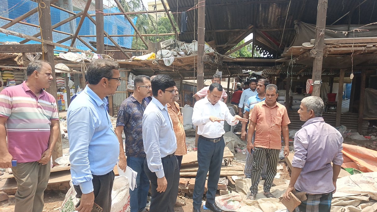 ঝালকাঠির ঐতিহ্যবাহী বারোচালা ভাঙার কাজ স্থগিত, সংরক্ষণে কমিটি গঠনের সিদ্ধান্ত