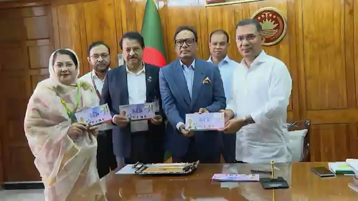বিশ্বকাপ ফুটবল উপলক্ষে ১০ টাকার স্মারক ডাকটিকিট উন্মোচন করলেন প্রধানমন্ত্রী