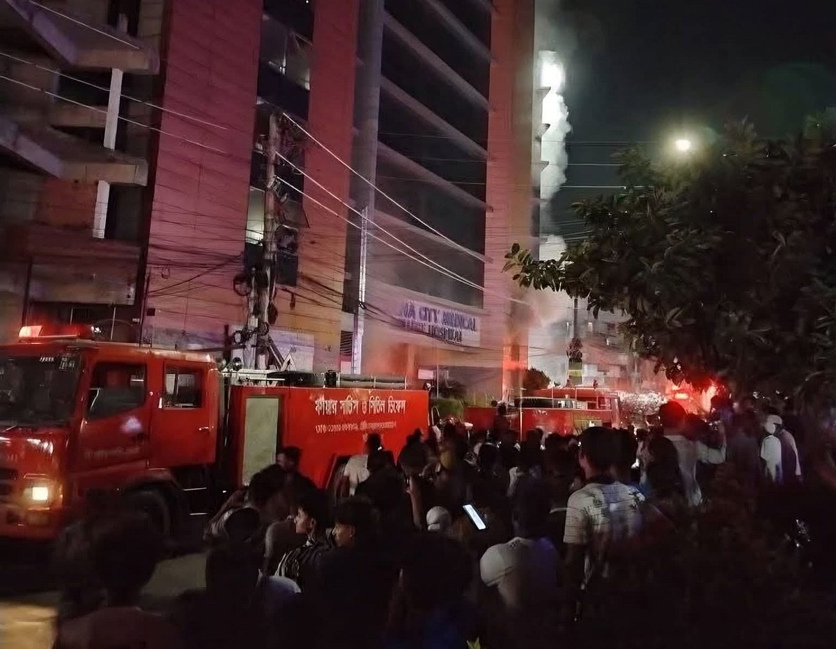 খুলনা সিটি মেডিকেল কলেজ হাসপাতালে আগুন, নিয়ন্ত্রণে কাজ করছে 