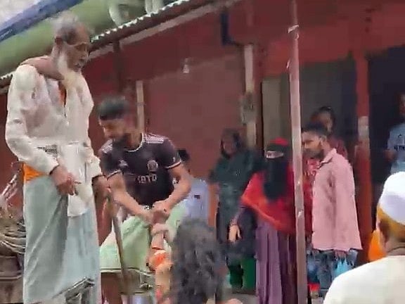 পটুয়াখালীতে হাত–পা বেঁধে নারীকে নির্যাতন, স্বামী–শ্বশুরকে আটকে পুলিশে দিলেন স্থানীয় বাসিন্দারা