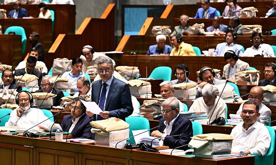 শিগগির ৫ হাজার চিকিৎসক ও ১ লাখ স্বাস্থ্যকর্মী নিয়োগ: বাজেট বক্তৃতায় অর্থমন্ত্রী