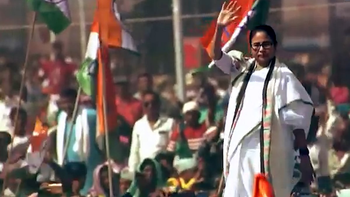 পরাজয়ের এক মাসেই খণ্ড–বিখণ্ড তৃণমূল, মমতার হাতছাড়া হচ্ছে দল!