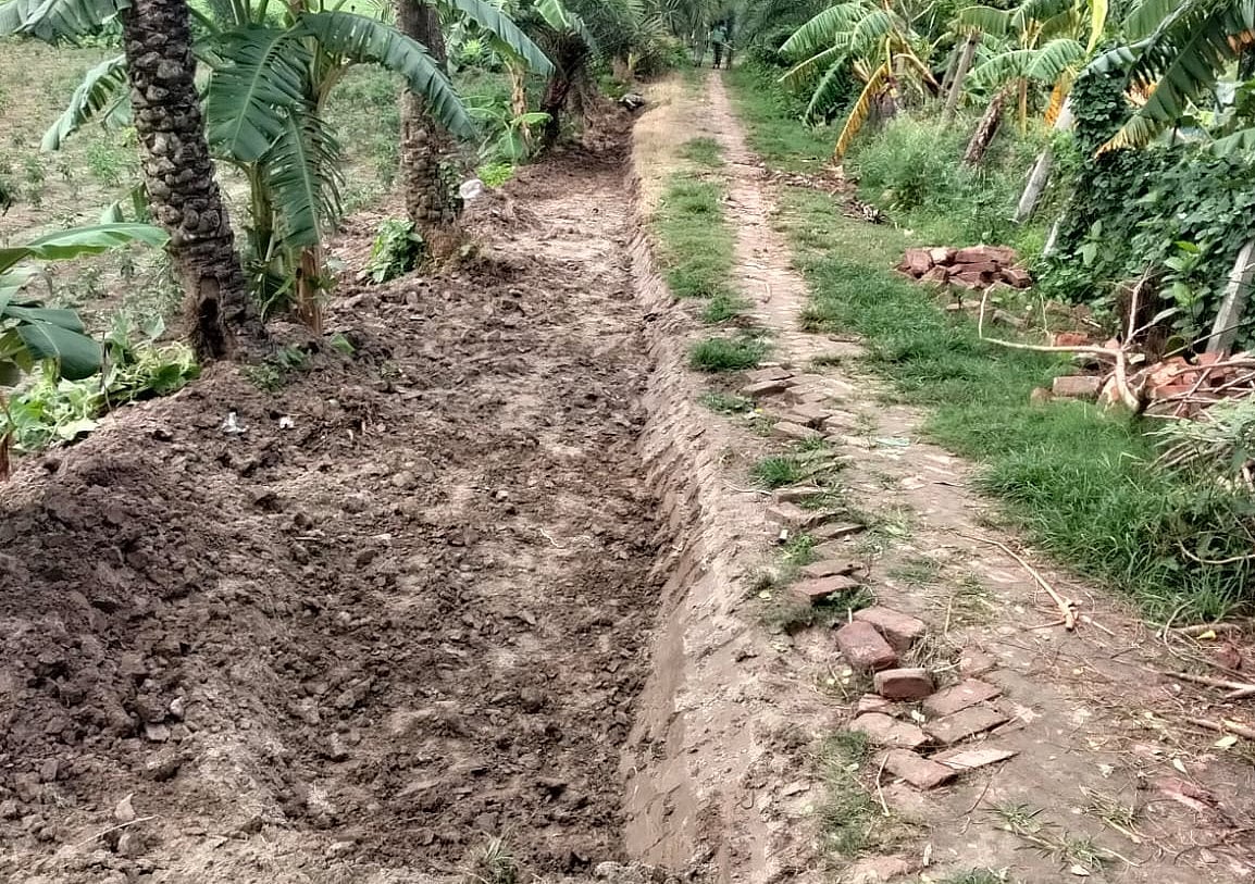 ঝিনাইদহে সরকারি রাস্তার ইট তুলে মাটি কেটে জায়গা দখল করলেন এক