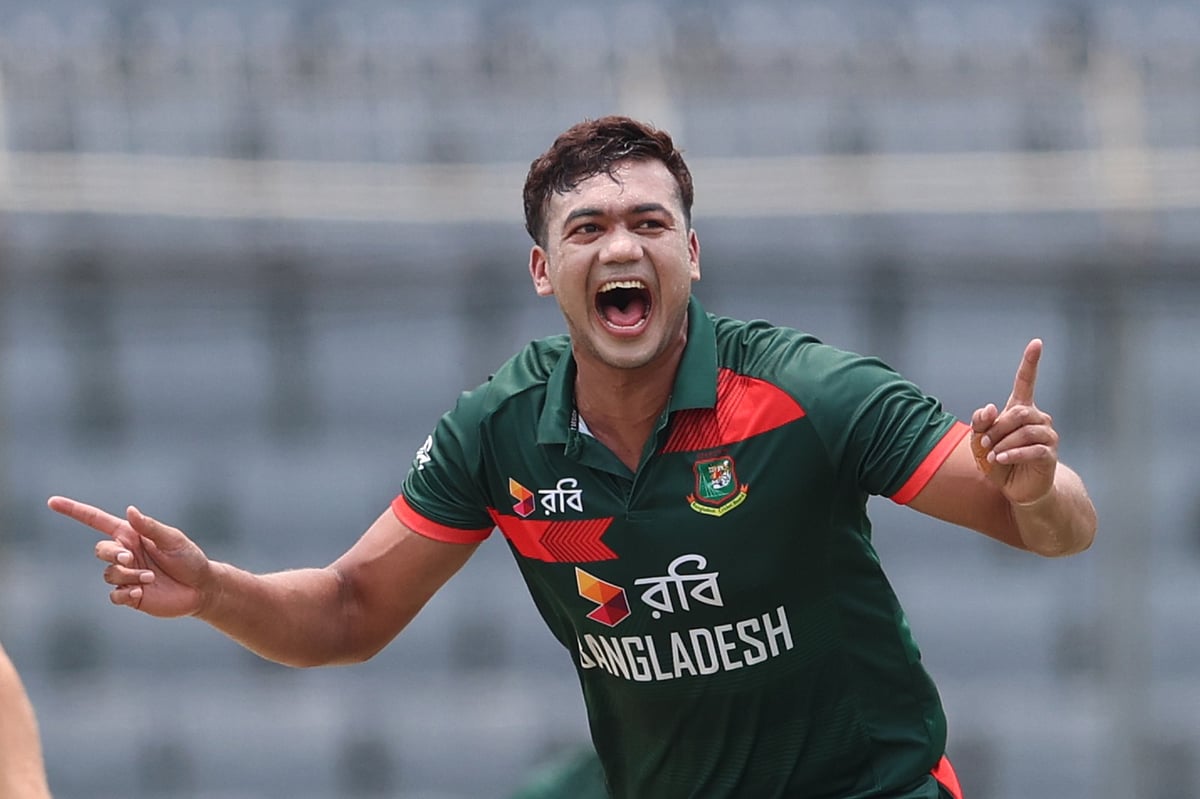 ৫ ওভারে অস্ট্রেলিয়ার রান মাত্র ১৭, উইকেট তিনটি