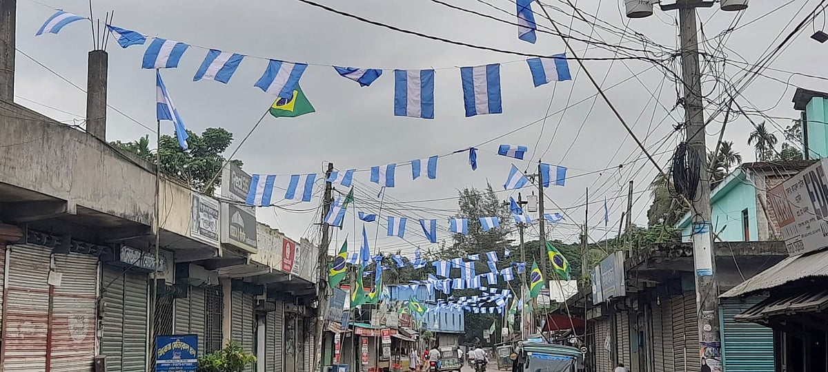 নোয়াখালীর গ্রামীণ বাজারটিতে উড়ছে তিন শতাধিক পতাকা