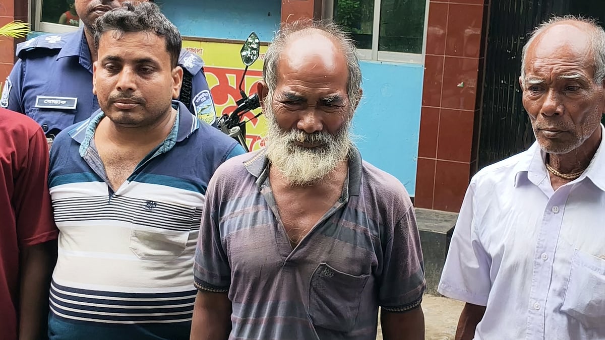 সীমান্তে শূন্যরেখায় আটকে থাকা ষষ্টি চন্দ্র বর্মনকে পরিবারের কাছে হস্তান্তর