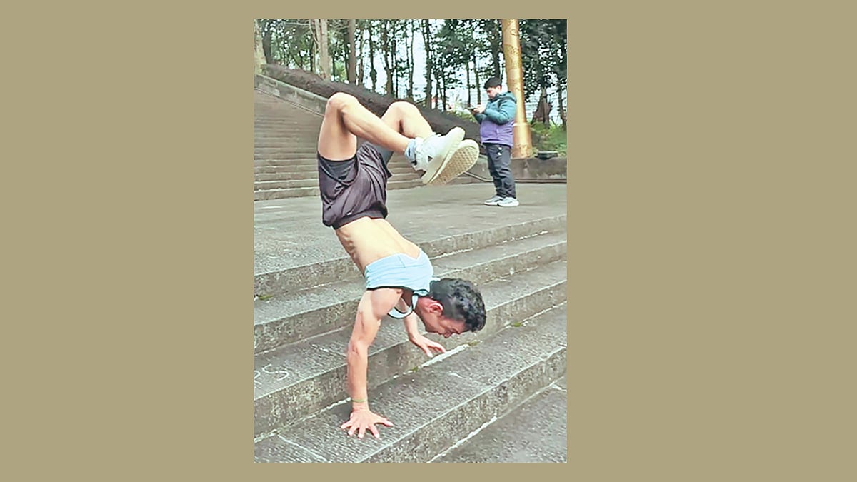 হাতে ভর দিয়ে ৪৫ সেকেন্ডে নেমে গেলেন ১০০ সিঁড়ি