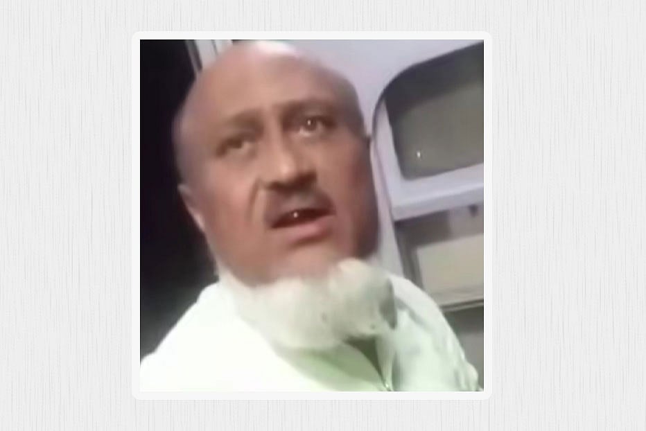 ‘ট্রেনে ধূমপান করব, জরিমানা করেন’ রেলকর্মীকে বিএনপি নেতার হু