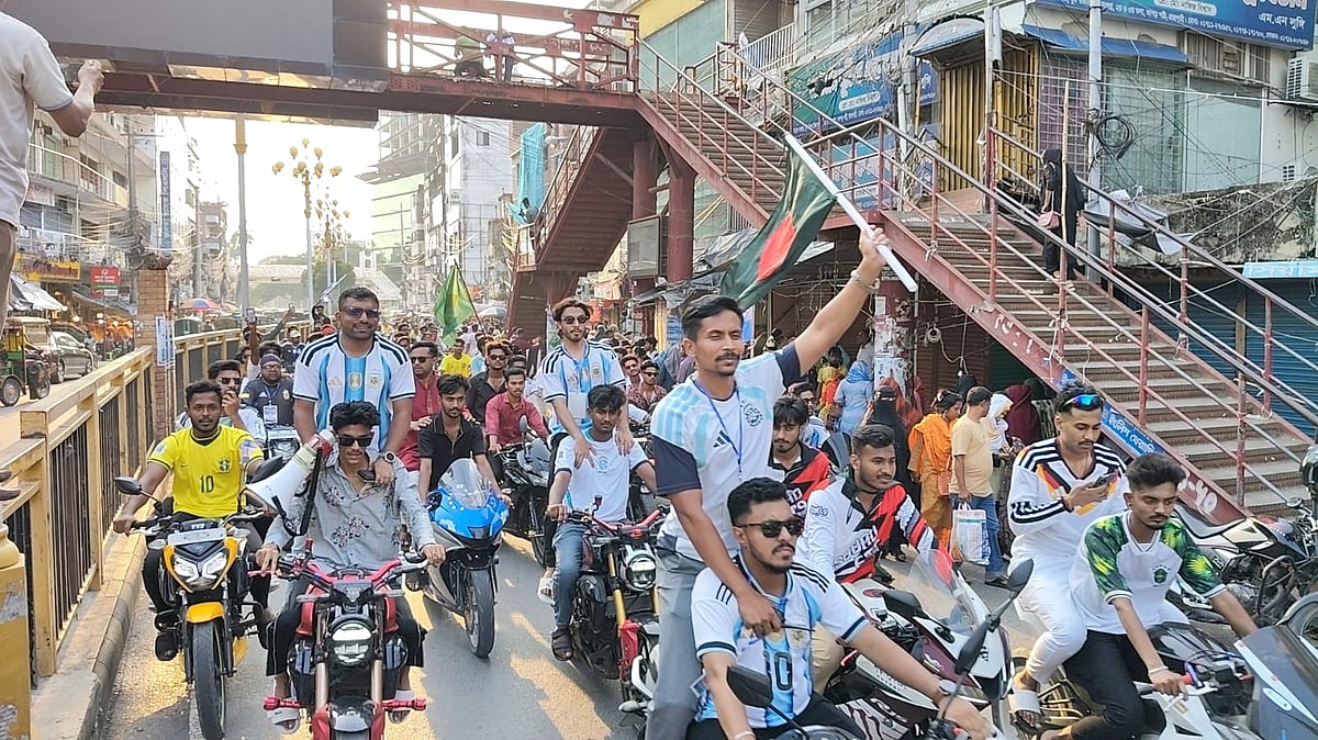 রাজশাহীতে একসঙ্গে ব্রাজিল–আর্জেন্টিনা–জার্মানিসহ সব দলের সমর্থকদের শোভাযাত্রা