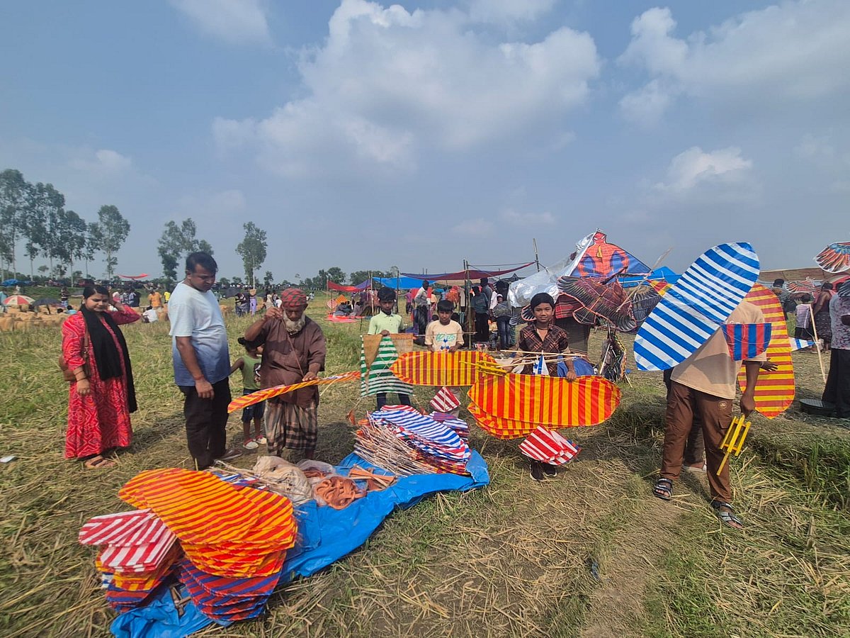জয়পুরহাটে তুলসীগঙ্গা নদীর তীরে ঐতিহ্যবাহী ঘুড়ির মেলা, উৎসবে মেতেছে মানুষ