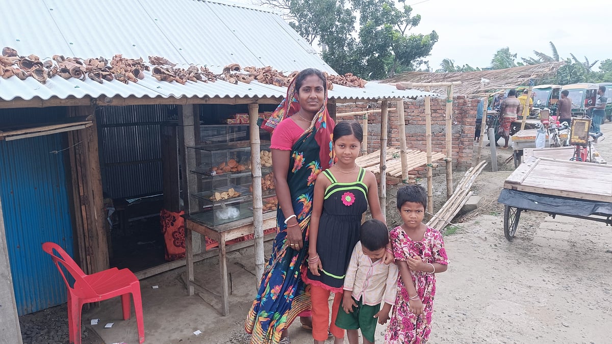 নদীভাঙনে হারিয়েছেন ভিটেমাটি, মিষ্টির দোকান ঘিরে স্বপ্ন বুনছেন হিরা