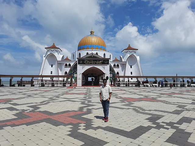 বিখ্যাত ভাসমান মসজিদে লেখক